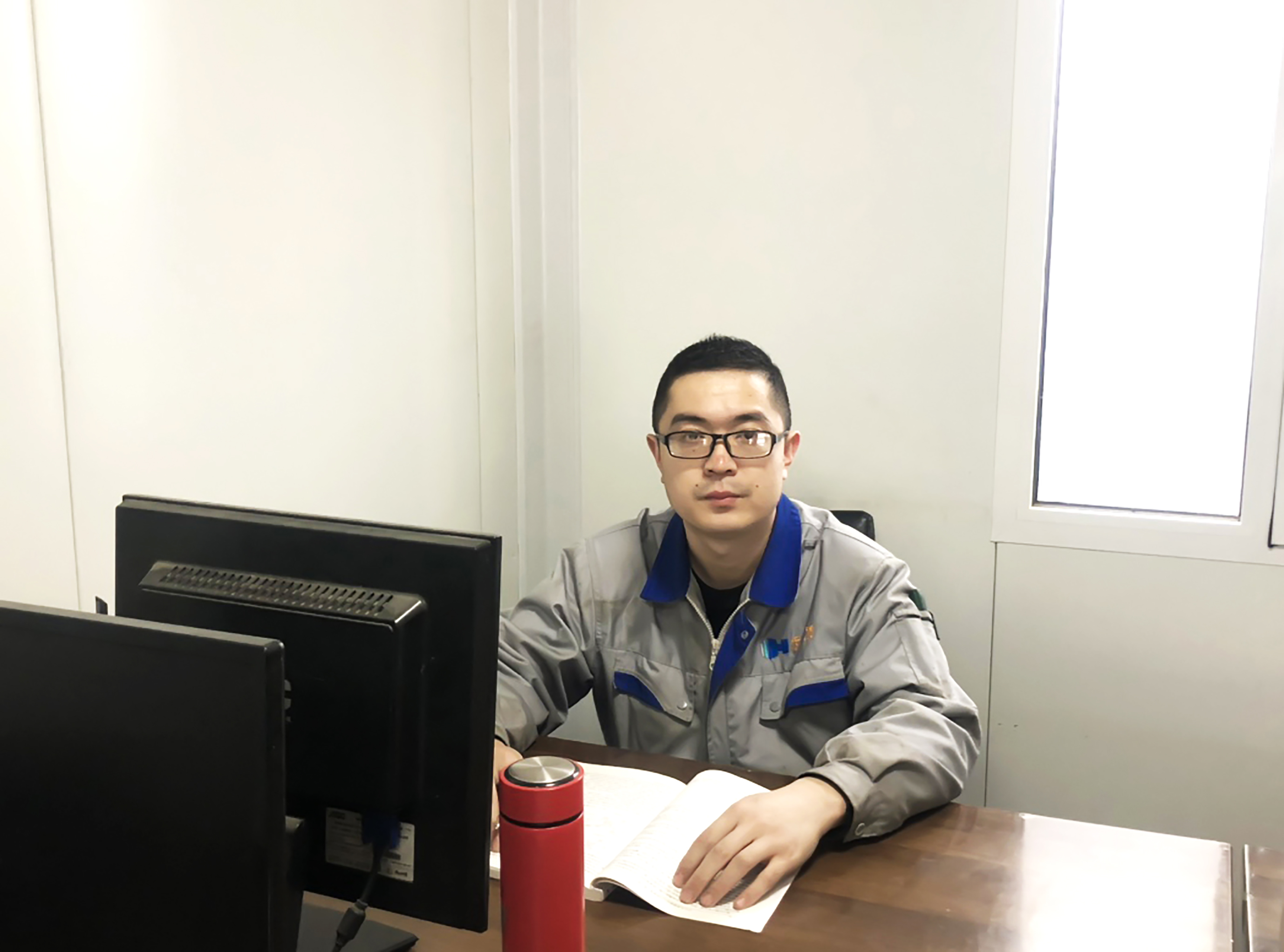 彩涂板代理廠家宏鑫源模范人物報道—楊通通：以千萬錘鑄一器(圖1)